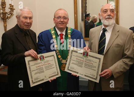 Vincent Jackson (au centre), Lord Mayor de Dublin, avec l'artiste Louis le Brocquy (à gauche) et le poète Thomas Kinsella (à droite) avant d'avoir reçu la liberté de la ville. Banque D'Images