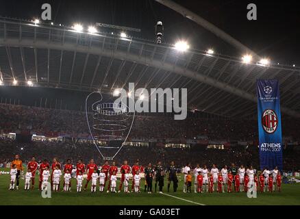 Football - Ligue des champions de l'UEFA - finale - AC Milan / Liverpool - Stade olympique.Les joueurs de l'AC Milan et de Liverpool s'alignent avant le lancement Banque D'Images