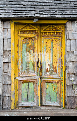 Vieille porte endommagée à Castro, Ile de Chiloé, Chili Banque D'Images