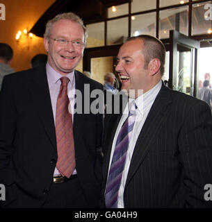 Padraig MacLochlainn (à droite), de Sinn Fein, avec Martin McGuinness, Sinn Fein, et vice-premier ministre pour l'Irlande du Nord, après être arrivé au centre de dénombrement de Letterkenny Co Donegal. Banque D'Images