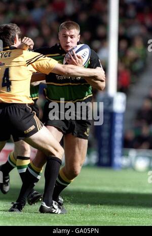 Rugby Union - Zurich Premiership - Northampton Saints / Bath.Northampton Saints Ben Cohen (r) est attaqué par Tom Voyce de Bath (l) Banque D'Images