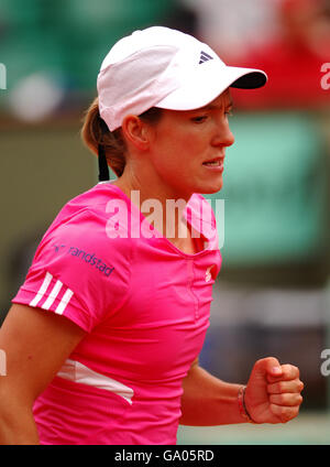 Tennis - 2007 French Open - première journée - Roland Garros.Justine Henin, de Belgique, célèbre le point de consigne contre Elena Vesnina, de Russie Banque D'Images