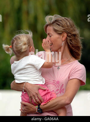 Kate McCann joue avec sa fille Amelie, alors qu'elle et son mari Gerry emont leurs enfants à la crèche de Praia Da Luz, Portugal. Banque D'Images