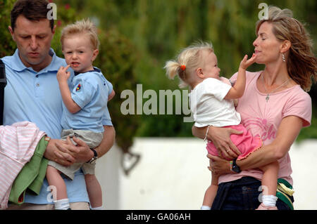 Gerry et Kate McCann emont leur fille Amelie et leur fils Sean à la crèche de Praia Da Luz, Portugal. Banque D'Images