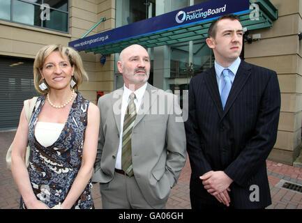 Membres de Sinn Fein après avoir pris leurs sièges au Conseil de police d'Irlande du Nord, (de gauche à droite) membre de l'Assemblée Foyle Martina Anderson, ancien maire de Belfast Lord Alex Maskey et député de North Antrim Daithi McKay. Banque D'Images