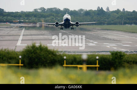 Un avion de compagnie British Airways part de l'aéroport de Gatwick à Sussex. Banque D'Images