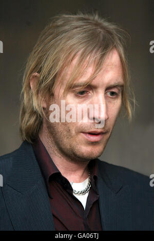 Rhys Ifans participe au lancement de l'exposition « All Tomorrow's Pictures » à l'Institut des arts contemporains du centre de Londres. Banque D'Images