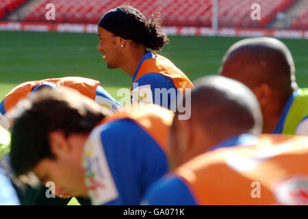 Ronaldinho au Brésil lors d'une séance d'entraînement au stade Wembley, Londres. Banque D'Images