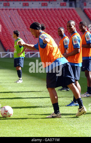 Football - Brésil session d'entraînement - Stade Wembley.Ronaldinho au Brésil lors d'une séance d'entraînement au stade Wembley, Londres. Banque D'Images