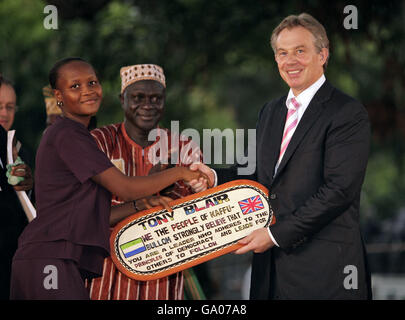 Le Premier ministre britannique Tony Blair reçoit une plaque spéciale après avoir été nommé chef honoraire du Paramount à Mahera, en Sierra Leone. Banque D'Images