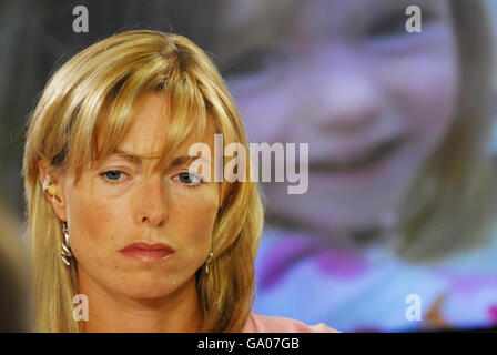 Kate McCann, mère de Madeleine disparue, lors de l'enregistrement d'une interview télévisée pour l'émission de télévision espagnole 'Los Mas Buscados' avec des images de Madeleine sur un grand écran de télévision derrière elle, à l'Hôtel Villa Magna à Madrid. Banque D'Images