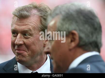 Football - International friendly - Angleterre v Brésil - Stade Wembley.Le directeur de l'Angleterre Steve McClaren et son assistant Terry Venactive Banque D'Images