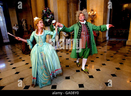 Acteurs vêtus de danse costume d'époque comme une nouvelle expérience de visiteur intitulé Blenheim Palace: L'histoire incalculable ouvre pour une soirée de prévisualisation dans le Grand Hall du Palais de Blenheim, Oxfordshire. Banque D'Images