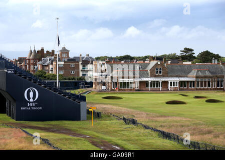 Une vue sur le 18ème green et clubhouse au Royal Troon Golf Club à Ayrshire, en tant que membres assister à une assemblée générale spéciale pour voter sur le club est réservé aux hommes politique d'adhésion. Banque D'Images