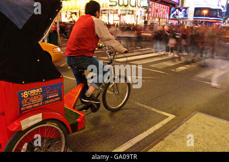 Rickshaw vélo, course, Times Square, 42e Rue, New York City, New York, USA Banque D'Images