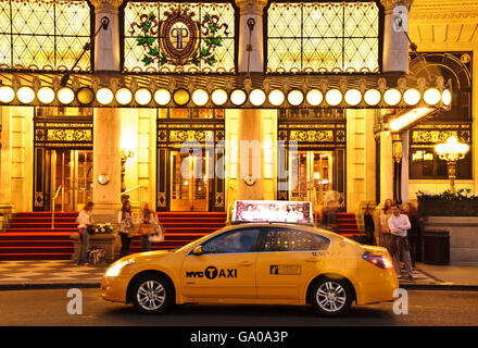 Yellow Cab, garée en face de l'hôtel Plaza, 5e Avenue, New York City, New York, USA Banque D'Images