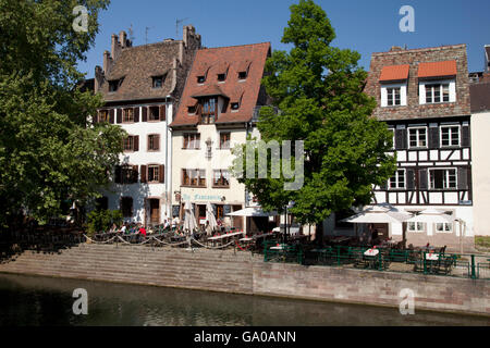 Des restaurants, de la Petite France, centre ville historique, patrimoine mondial de l'UNESCO, Strasbourg, France, Europe Banque D'Images