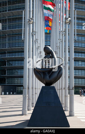 La sculpture, l'Europe a coeur, de Ludmila Tcherina, symbole de l'Union européenne, Parlement européen, Strasbourg, Alsace, France Banque D'Images