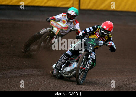 Coventry Buildbase Beess' Scott Nicholls (à droite) et Swindon Robinss' Leigh Adams en action lors d'une course de la British Speedway Elite League au stade de Brandon, à Coventry. Banque D'Images