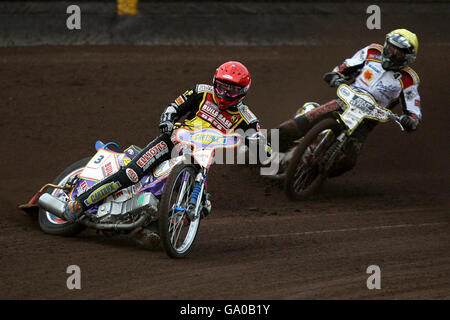 Coventry Buildbase Beess' Rory Schlein (à gauche) et Swindon Robinss' Charlie Gjedde en action lors d'une course de la British Speedway Elite League au stade de Brandon, à Coventry. Banque D'Images