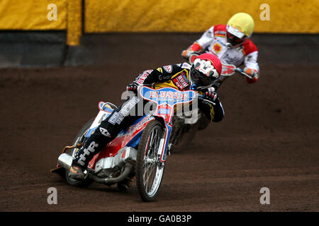 Oliver Allen (à gauche) de Coventry Buildbase Bees et Tomasz Chrzanoski de Swindon Robins en action lors d'une course de la British Speedway Elite League au stade de Brandon, à Coventry. Banque D'Images