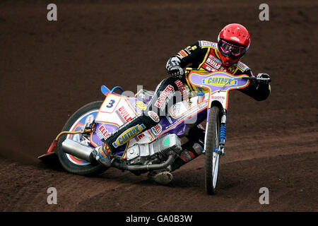 Le Rory Schlein de Coventry Buildbase Bees est en action lors d'une course de la British Speedway Elite League au stade de Brandon, à Coventry. Banque D'Images