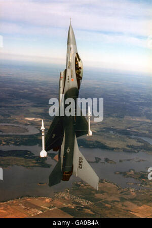 Cette photographie de la collection Ray Wagner met en valeur un avion ...