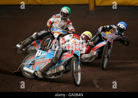 Oliver Allen (à droite) et Mads Korneliussen (à gauche) et Tomasz Chrzanoski de Coventry Buildbase Bees, en action lors d'une course de la British Speedway Elite League au stade de Brandon, à Coventry. Banque D'Images