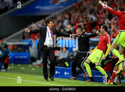 Pays de Galles manager Chris Coleman (à gauche) célèbre avec Danny Ward (deuxième à droite) après Ashley Williams (pas en photo) marque son premier but de l'équipe au cours de l'UEFA Euro 2016, trimestre dernier match au Stade Pierre Mauroy, Lille. Banque D'Images