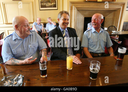 Tony Blair visites Royal Chelsea Hospital Banque D'Images