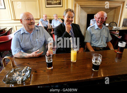 Tony Blair visites Royal Chelsea Hospital Banque D'Images