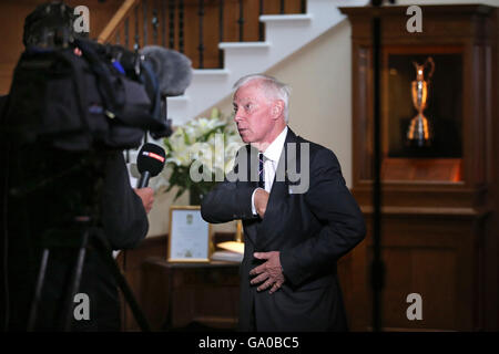 Dr Martin Cheyne, capitaine de la Royal Troon Golf Club, parle aux médias qu'il annonce la fin de l'homme du club seule politique d'adhésion à la suite d'un vote par les membres du club à une réunion spéciale au cours de l'Ayrshire. Banque D'Images