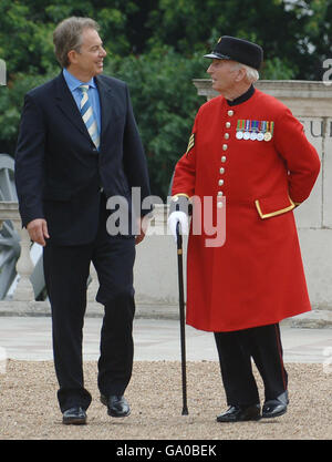 Le Premier ministre Tony Blair est présenté à l'Hôpital Royal Chelsea par Charles McLaughlin lors de sa visite à l'Hôpital Royal Chelsea, domicile des retraités de Chelsea. Banque D'Images