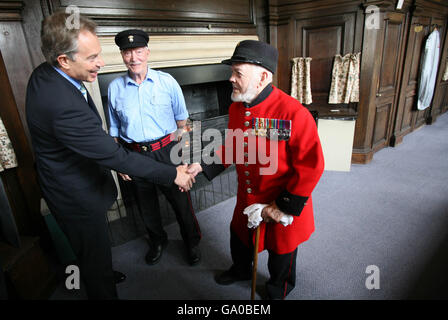 Le Premier ministre Tony Blair rencontre Walter Offord lors de sa visite à l'Hôpital Royal Chelsea, domicile des retraités de Chelsea. Banque D'Images