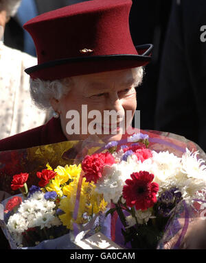 La reine Elizabeth II de Grande-Bretagne rencontre aujourd'hui des wellwishers à la place St George, à Huddersfield. Banque D'Images