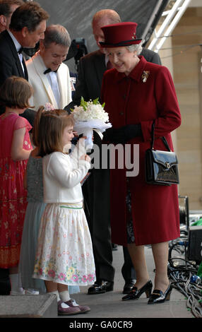 La reine Elizabeth II de Grande-Bretagne accepte les fleurs des enfants après avoir regardé un concert sur la place St George, Huddersfield. Banque D'Images