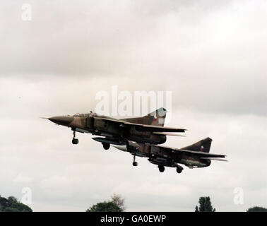 Le Lockheed C-130 Hercules, un avion de transport militaire, montré en vol. Cette image de la collection René Francillon met en évidence les capacités et la polyvalence de l'avion. Banque D'Images