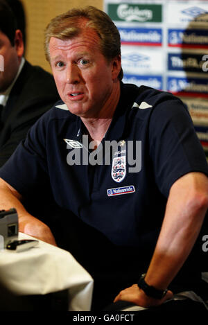 Football - Championnat d'Europe de l'UEFA qualification 2008 - Groupe E - Estonie / Angleterre - Conférence de presse d'Angleterre - Reval Hotel. Le directeur de l'Angleterre, Steve McClaren, parle à la presse Banque D'Images