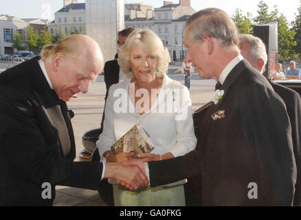 Le Président du Cardiff Business Club, Lord Rowe-Beddoe accueille le Prince de Galles et la duchesse de Cornwall à leur arrivée au Millennium Centre, baie de Cardiff. Banque D'Images