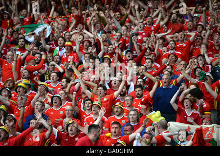Pays de Galles' partisans célébrer au cours de l'UEFA Euro 2016, le match de quart de finale au Stade Pierre Mauroy, Lille. Banque D'Images
