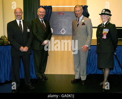 Le Prince de Galles dévoile une plaque avec (de gauche à droite) le professeur David Halton, le vice-chancelier de l'Université de Glamourgan le Dr David Grant, le vice-chancelier de l'Université de Cardiff et le chef de la police Barbara Whilding, alors qu'il ouvre l'Institut des sciences de la police des universités à l'Université de Glamourgan à Pontypridd, Pays de Galles du Sud. Banque D'Images