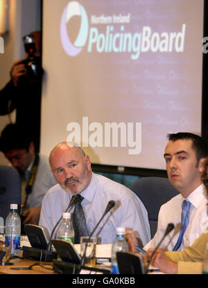 Alex Maskey (à gauche) et Daithi McKay (à droite), membres du conseil de police de Sinn Fein, assistent à la première réunion publique du conseil d'administration à Belfast. Banque D'Images