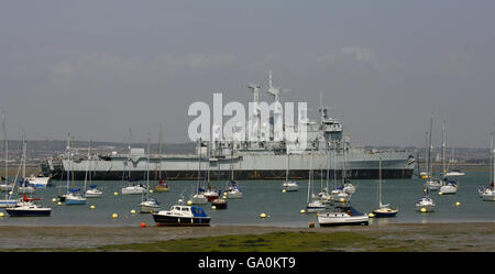 Photo PA datée du 12/06/2007 du HMS Intrepid assis à l'ancre dans le port de Portsmouth en attente d'être mis au rebut. Banque D'Images