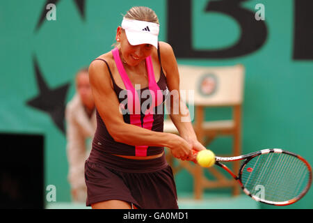 Tennis - 2007 French Open - première journée - Roland Garros.Elena Vesnina, de Russie, en action contre Justine Henin, de Belgique Banque D'Images