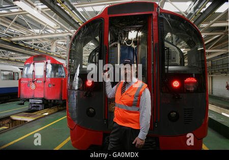 Alistair Kennedy, responsable de la mise à niveau de la ligne Victoria de Metronet, avec un nouveau train de métro de la ligne Victoria construit par Bombardier transport au dépôt de Northumberland Park dans le nord de Londres. Banque D'Images