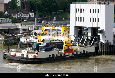Transport - eau - le ferry de Woolwich - Londres.Vue générale sur le ferry de Woolwich sur la Tamise, Londres. Banque D'Images