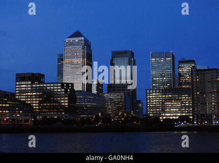 Le centre d'affaires de Canary Wharf (tiré des Docks de Nelson sur la rive opposée de la Tamise à Rotherhithe, Londres) dans l'obscurité dans le cadre de la campagne Lights Out London pour promouvoir les questions vertes. Banque D'Images