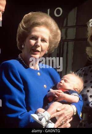 La première ministre Margaret Thatcher berne son petit-fils de deux mois, Michael, pour la première fois à l'extérieur du 10 Downing Street, Londres. Banque D'Images