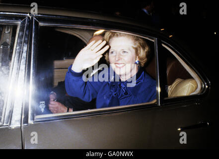 Un sourire et une vague de Margaret Thatcher qui est devenue la première femme Premier ministre de Grande-Bretagne après la victoire des conservateurs aux élections générales. Banque D'Images