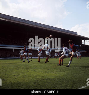 Le gardien de but de West Bromwich Albion Jimmy Cumbes récolte le ballon après Un chef de file de West Ham United par Geoff Hurst et Martin Peters West Bromwich Albion bat West Ham United 3-1 AT Parc Upton Banque D'Images